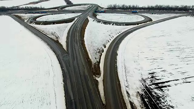 冬天的公路上有雪。视频素材