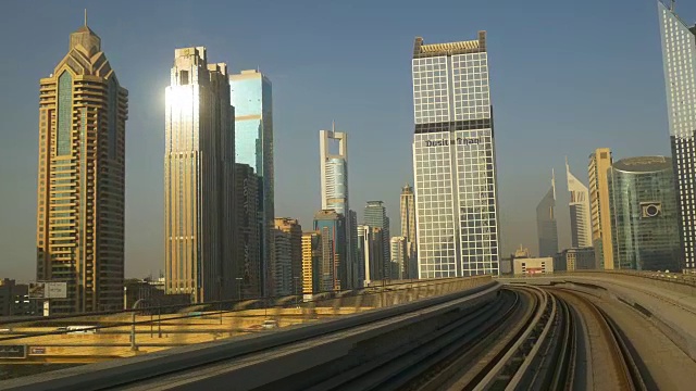 日落迪拜著名的地铁乘坐公路旅行市中心前全景4k阿拉伯联合酋长国视频素材