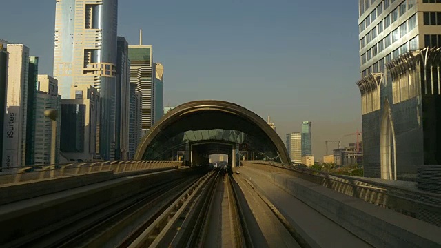 日落迪拜著名的地铁乘坐公路旅行市中心前全景4k阿拉伯联合酋长国视频素材