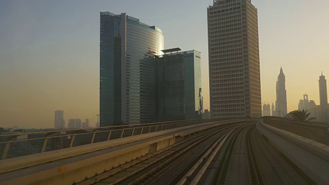 日落迪拜著名的地铁乘坐公路旅行市中心前全景4k阿拉伯联合酋长国视频素材