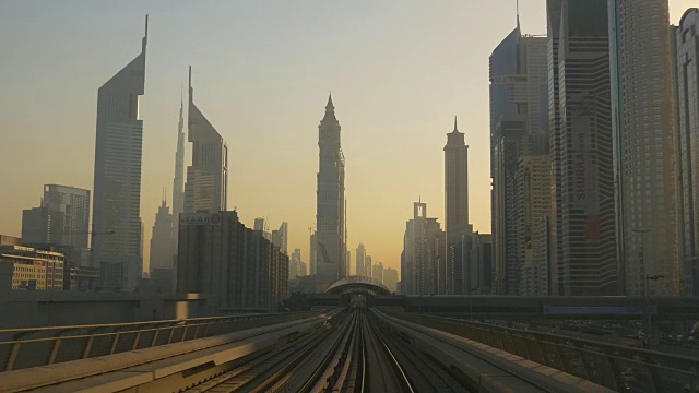 日落迪拜著名的地铁乘坐公路旅行市中心前全景4k阿拉伯联合酋长国视频素材