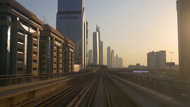 日落太阳光迪拜著名的地铁乘坐公路旅行市中心前全景4k阿拉伯联合酋长国视频素材