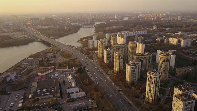 俄罗斯日落莫斯科城市风景交通道路河流湾空中全景4k视频素材