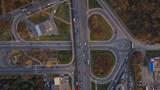 俄罗斯日落时间莫斯科市景交通路口航拍全景4k视频素材