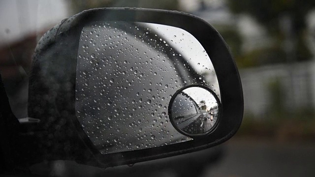 车侧镜和雨滴视频素材