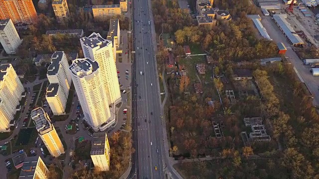 俄罗斯莫斯科日落光城市景观交通路口航拍全景4k视频素材