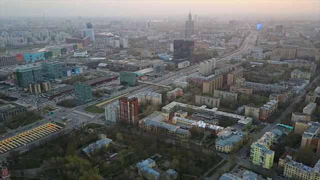 俄罗斯日落时间莫斯科城市风景交通列宁格勒茨基大道航拍全景4k视频素材