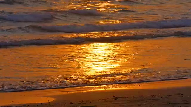 海浪在沙滩上，美丽的日落视频素材