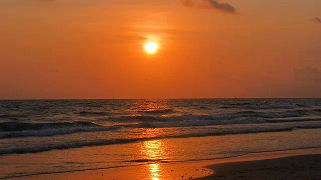 海浪在沙滩上，美丽的日落视频素材