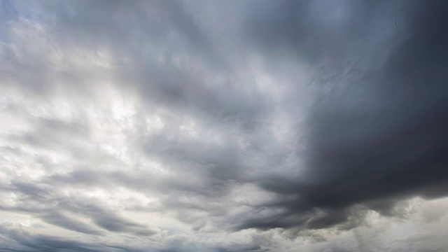 在下雨和雷暴之前，戏剧性的天空和暴风雨云的时间流逝视频素材