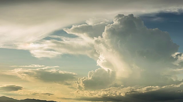 在下雨和雷暴之前，戏剧性的天空和暴风雨云的时间流逝视频素材