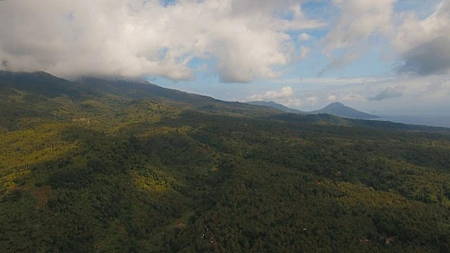 有热带森林的山脉。Camiguin岛菲律宾视频素材