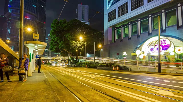 中国香港市中心夜间轻轨交通站全景4k时间推移视频素材