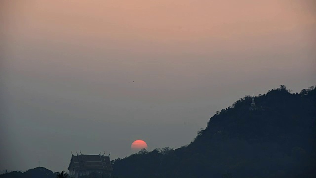 时间流逝，太阳升起与天空和山视频素材