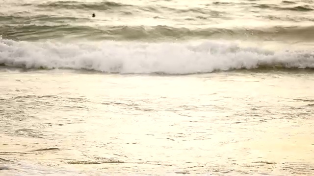 海浪或浪击在海滩上。在热带海滩视频素材