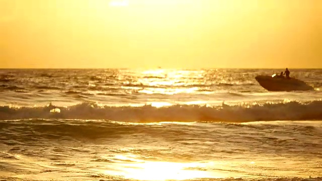 海浪与过往的船只撞击海滩视频素材