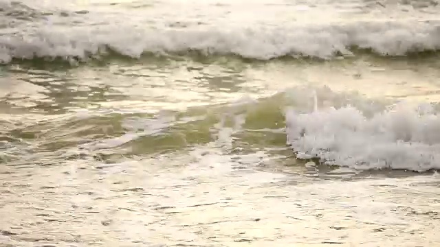 海浪冲击着海滩视频素材