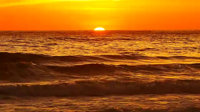 海浪冲击着海滩视频素材