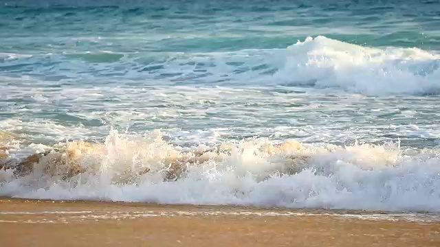 海浪冲击着海滩视频素材