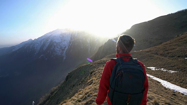 年轻人徒步旅行，伸开双臂争取自由视频素材