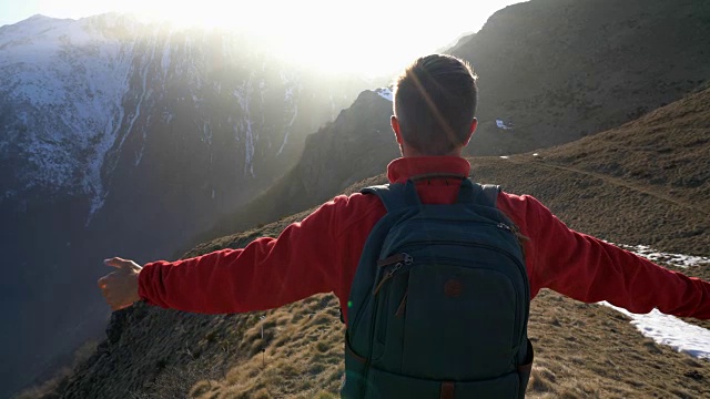 年轻人徒步旅行，伸开双臂争取自由视频素材