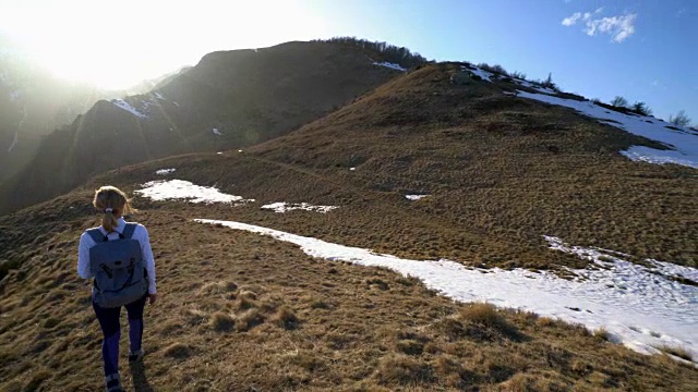 一个年轻女子在瑞士徒步旅行，看地图视频素材