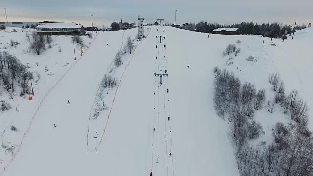 冬季的滑雪胜地。鸟瞰图视频素材