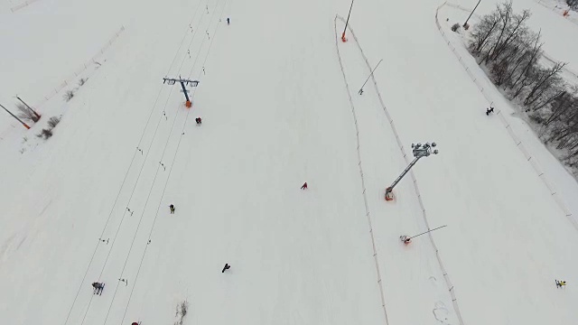 冬季的滑雪胜地。鸟瞰图视频素材