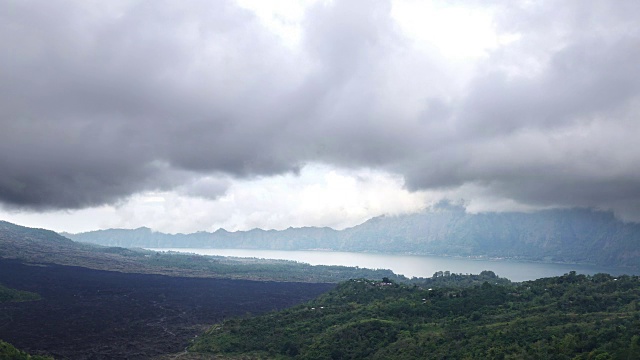 时间流逝，火山和湖泊上空的雾和云，印度尼西亚巴图尔视频素材