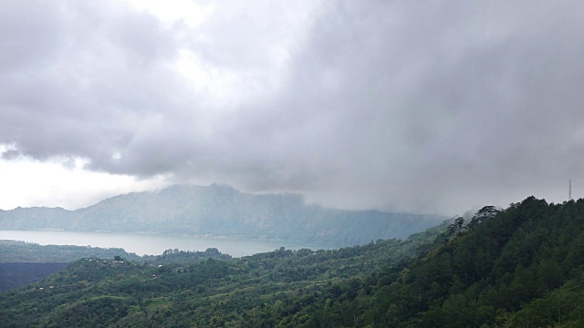 时间流逝，火山和湖泊上空的雾和云，印度尼西亚巴图尔视频素材