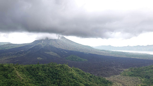 时间流逝，火山和湖泊上空的雾和云，印度尼西亚巴图尔视频素材