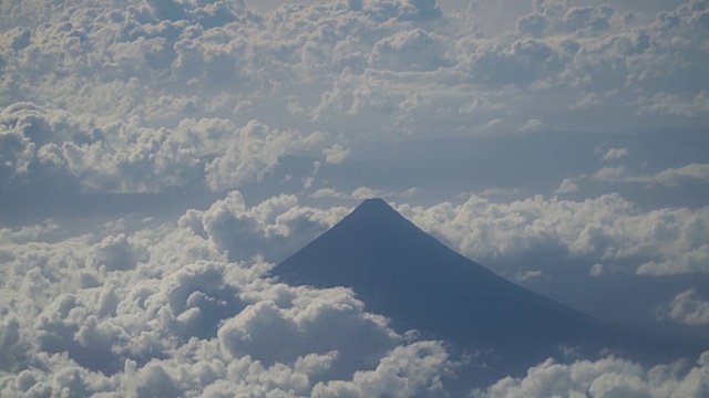 从飞机窗口看山上的景色视频素材