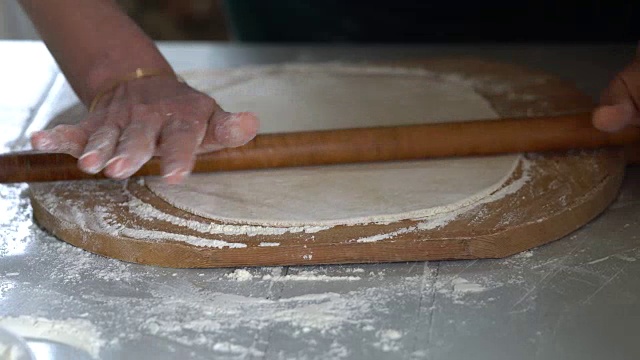 女人在家厨房里做饺子视频下载