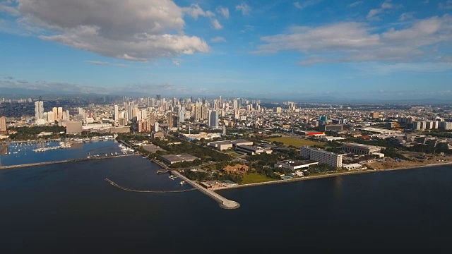 有摩天大楼和建筑物的空中城市。菲律宾,马尼拉马卡迪视频素材