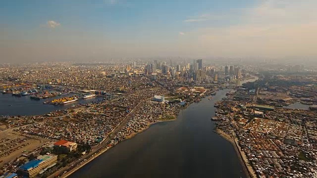 有摩天大楼和建筑物的空中城市。菲律宾,马尼拉马卡迪视频素材