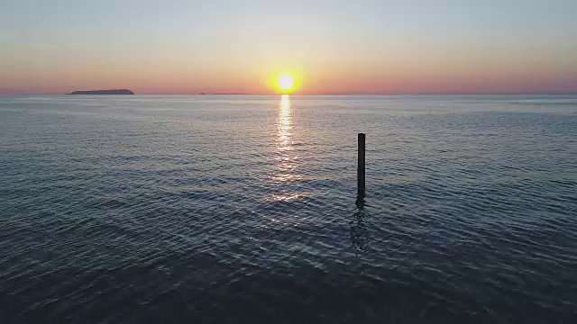 鸟瞰图的飞行无人机的海洋对日落的天空视频素材