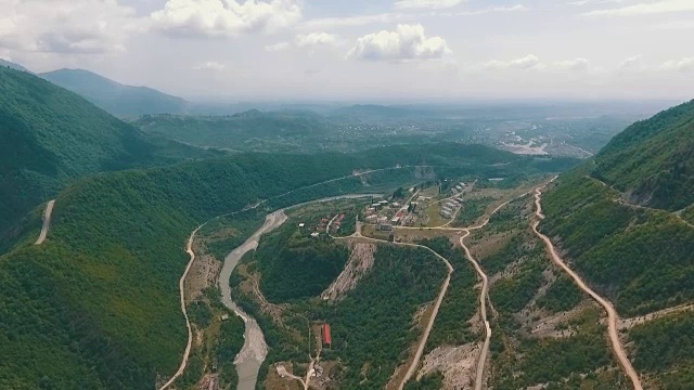 蜿蜒在乔治亚州的群山中，自然的乔治亚州，山间的河流视频下载