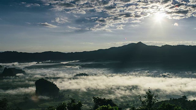 时光流逝美丽的日出。雾和云景的山在普兰卡视频素材