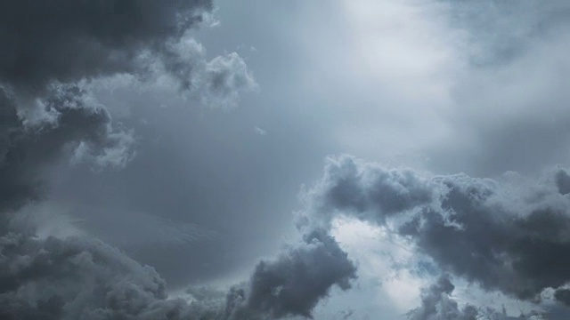 暴风雨的云褪为黑暗的天空视频素材