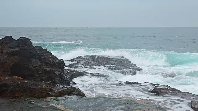 海浪和岩石海岸视频素材