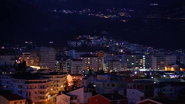 夜晚Budva,黑山。新城，从最高的地方看视频素材