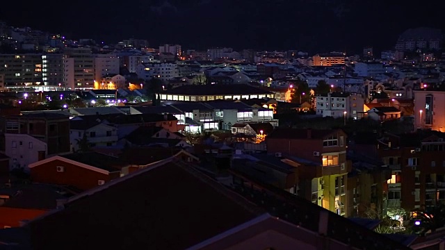 夜晚Budva,黑山。新城，从最高的地方看视频素材