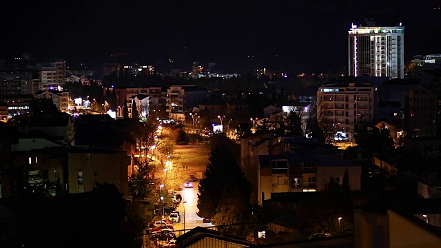 夜晚Budva,黑山。新城，从最高的地方看视频素材