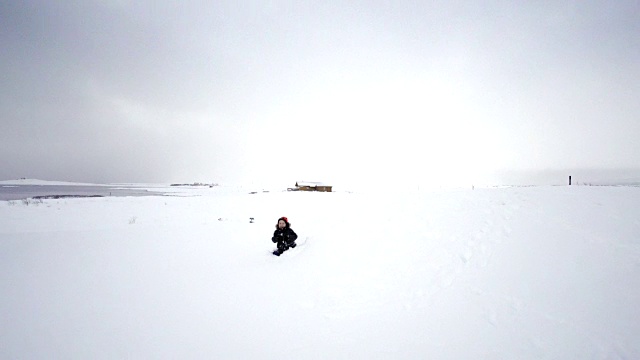 冰岛风景优美，自然冬雪皑皑，孩子们在雪地里嬉戏视频素材