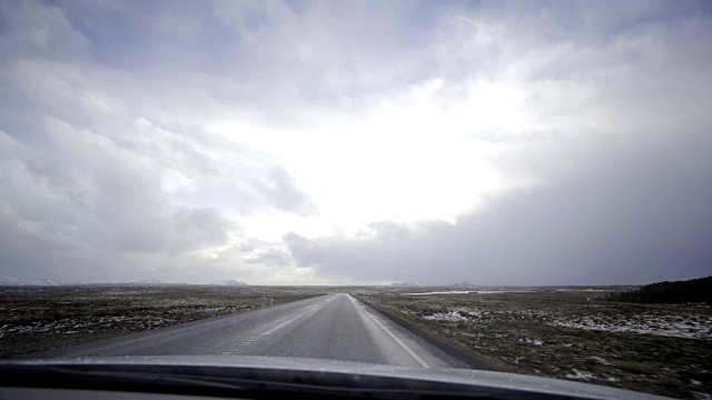 冰岛风景优美自然，冬季冰雪公路，汽车自驾游，寒冷旅游视频素材