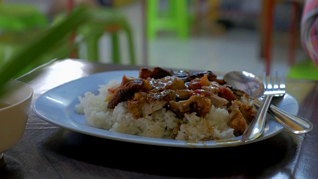 香脆肉饭;中国菜，泰国街头菜视频素材