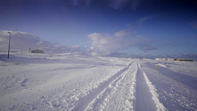 冰岛风景优美，自然冬雪寒冷，外马路汽车视频素材