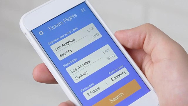 使用智能手机应用预订机票视频素材