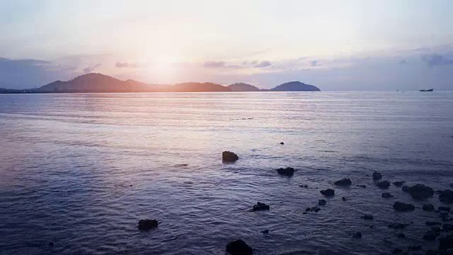 晨光中的海水、海浪和沙滩上的沙子的运动视频素材