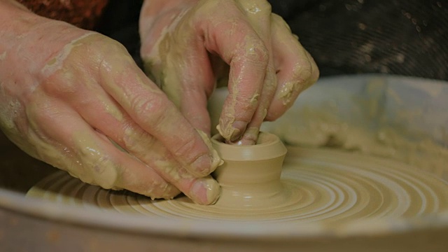 专业男陶工在车间制作陶瓷视频素材